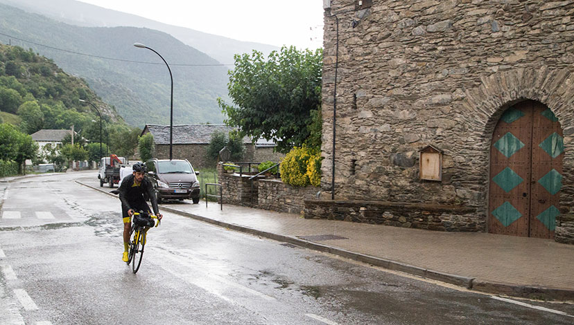 Omar di Felice pedala con l'orologio gps Suunto 9 in ogni condizione meteorologica