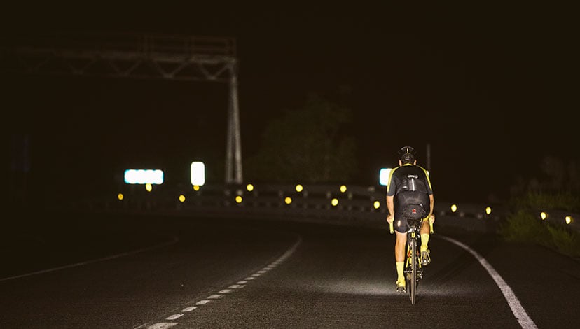 Omar di Felice pedala notte e giorno guidato dal suo orologio gps Suunto 9