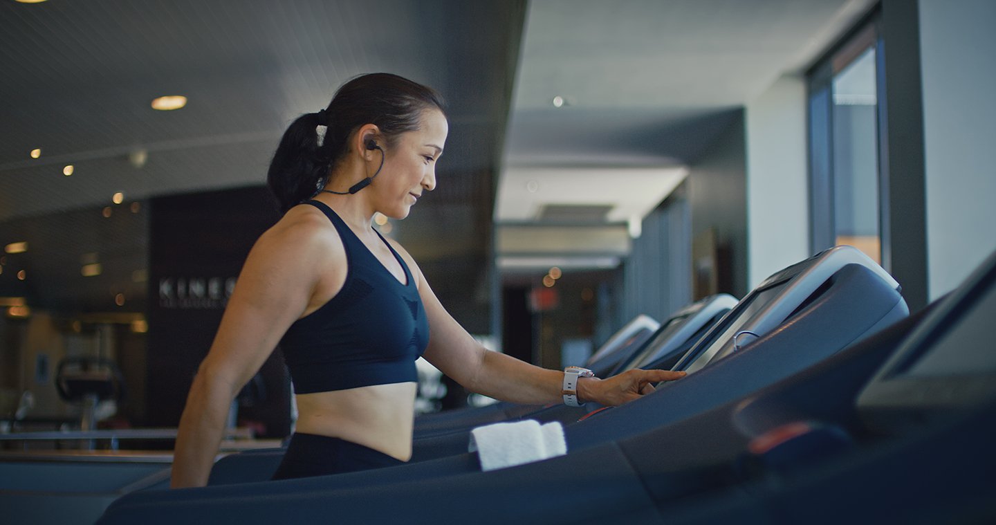 Suunto7_career_woman_running_treadmill_press_release.jpg