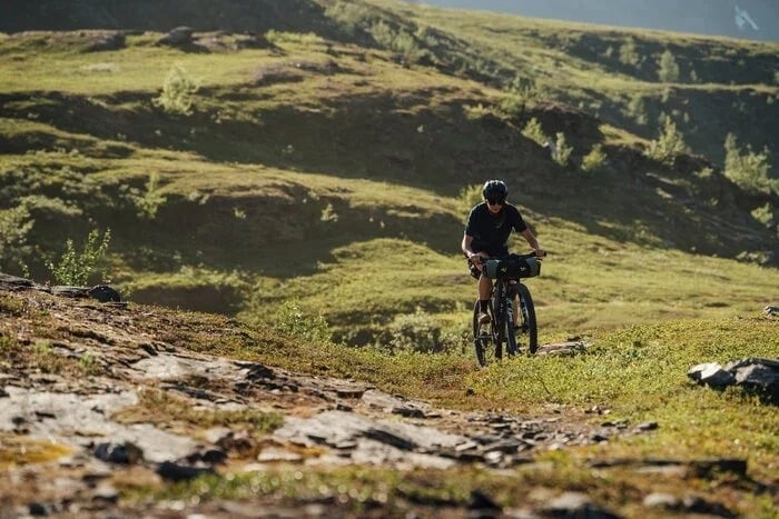 À vélo, entre plaines et montagnes, avec des montres Suunto