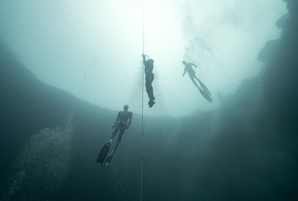 William Trubridge surrounded by safety divers on freediving record attempt