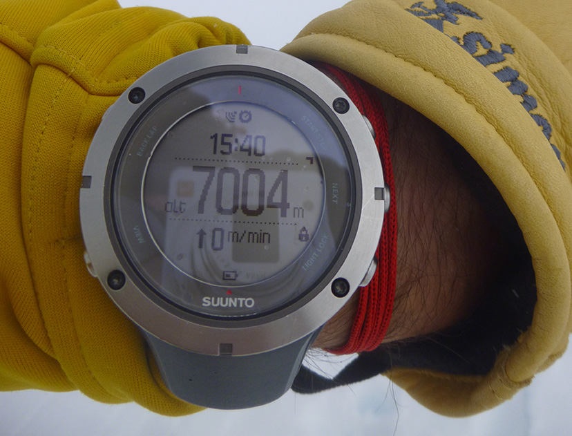 Emanuele Foglia a 7000 metri con orologio da montagna Suunto Ambit3 Peak.