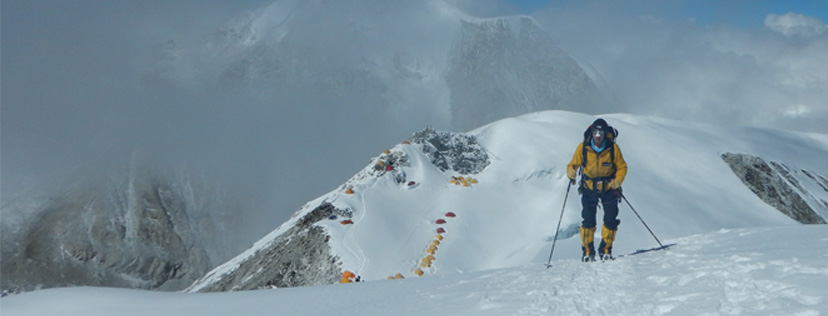 Emanuele Foglia guida alpina sul Cho Oyu con l'orologio da alpinismo da alta quota Suunto Ambit3 Peak