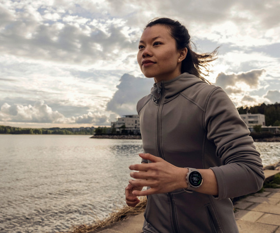 Suunto 5 Peak All Black – トレーニング、探検、健康維持のための軽量 
