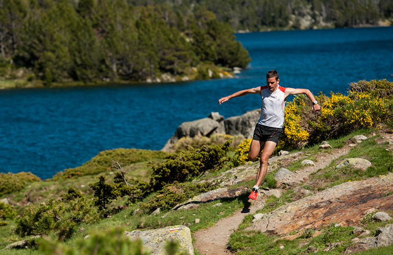 Jonathan Wyatt running on trail ©Droz Photo