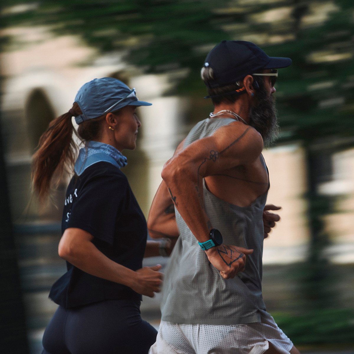 Para w słuchawkach Suunto 2 Wing