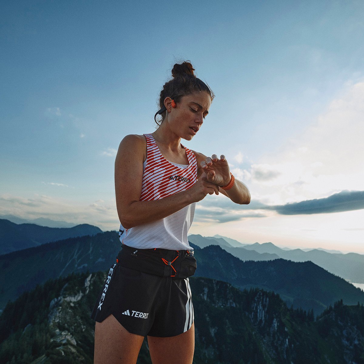 Kobieta w słuchawkach Suunto 2 Wing