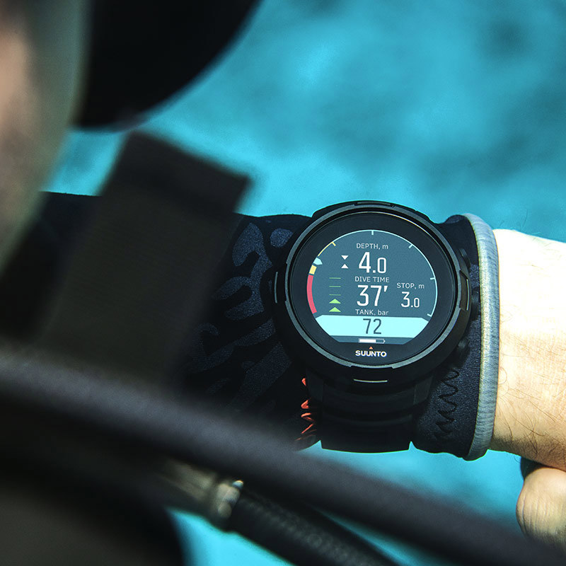 Suunto D5 dive computer with color screen and exchangeable straps