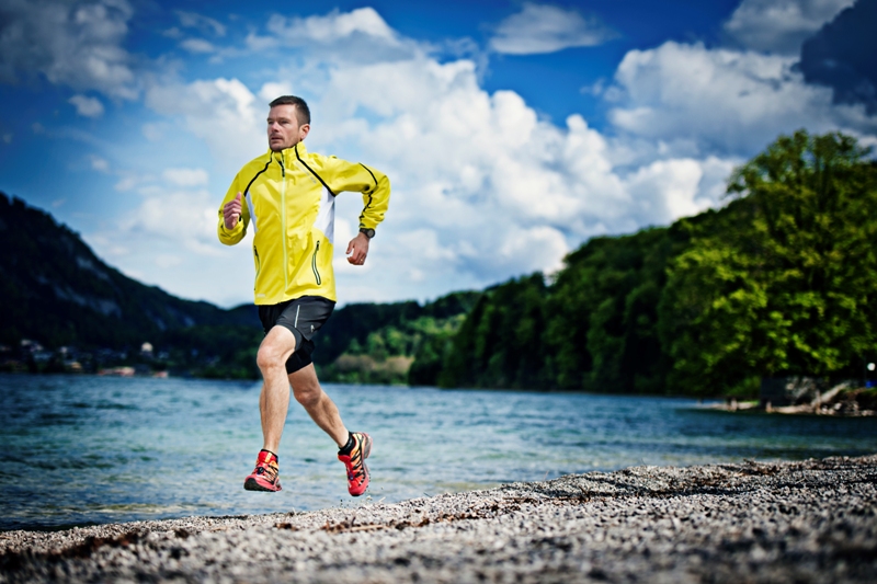 Бегать рюкзаки мужчины. Бег с рюкзаком. Сумка для бега. Парень бегающий с рюкзаком. Вода для бега.