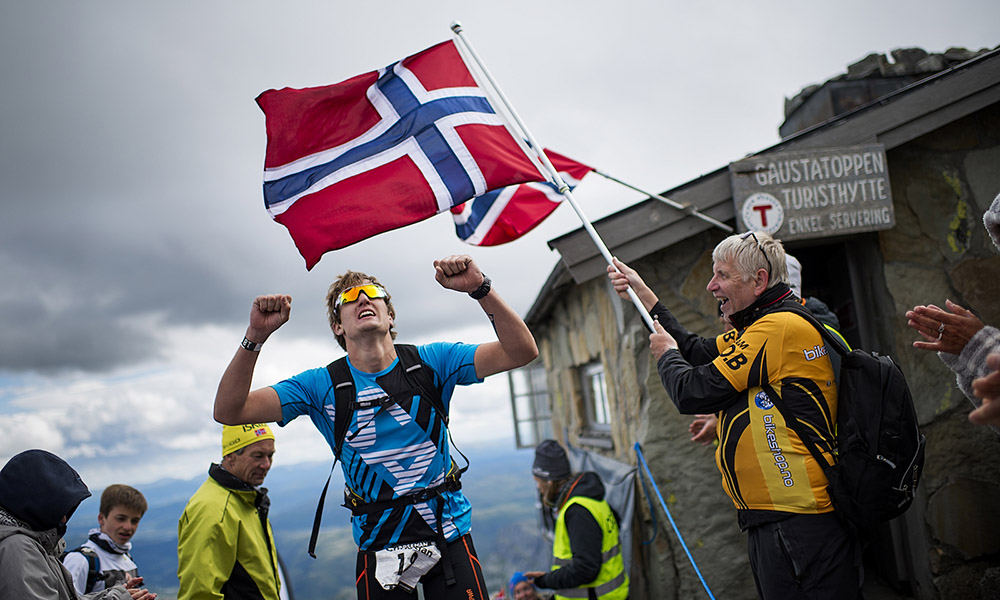 Crossing the finish line at Norseman triathlon ©Agurtxane Concellon/nxtri.no